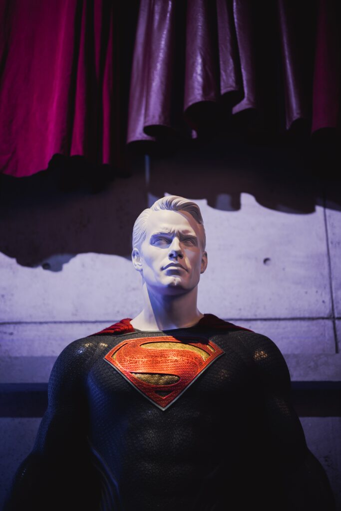 Postać (chyba woskowa) Supermana - mężczyzna w bluzie z symbolem S. Może warto odnieść się do tego tematu przy tworzeniu ulotki do kolportażu w Strykowie i okolicach...

